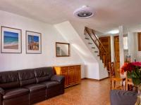 Posezení v ubytování Sunny 2-bedroom apartment in Parque Santiago II