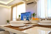 A television and/or entertainment centre at Modern Central 2-Bedroom Apartment with Parking