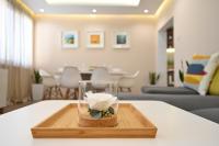 A seating area at Modern Central 2-Bedroom Apartment with Parking