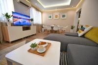 A television and/or entertainment centre at Modern Central 2-Bedroom Apartment with Parking