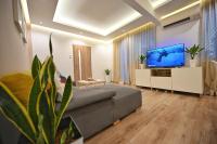 A television and/or entertainment centre at Modern Central 2-Bedroom Apartment with Parking