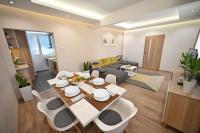 A seating area at Modern Central 2-Bedroom Apartment with Parking