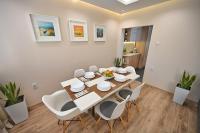 A seating area at Modern Central 2-Bedroom Apartment with Parking