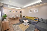 A seating area at Modern Central 2-Bedroom Apartment with Parking