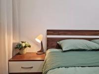 A bed or beds in a room at Modern Central 2-Bedroom Apartment with Parking
