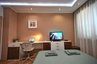 A television and/or entertainment centre at Modern Central 2-Bedroom Apartment with Parking