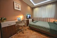 A bed or beds in a room at Modern Central 2-Bedroom Apartment with Parking