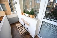 A balcony or terrace at Modern Central 2-Bedroom Apartment with Parking