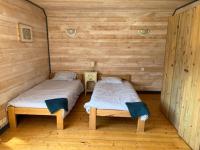 Łóżko lub łóżka w pokoju w obiekcie Chalet 8-10 personnes sur la station des Rousses