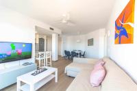 Televízia a/alebo spoločenská miestnosť v ubytovaní Lisasol Apartamento nuevo con vistas al mar