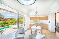 Kuchyňa alebo kuchynka v ubytovaní Villa Kòsmos - Piscina e Giardino - Villasimius