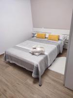 Postel nebo postele na pokoji v ubytování BAJ - Apartamentos en Playa Bajondillo, Torremolinos
