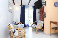 TV a/nebo společenská místnost v ubytování Apartments by the sea Zuljana, Peljesac - 10112