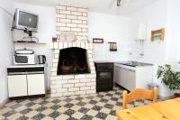Een keuken of kitchenette bij Apartments by the sea Lumbarda, Korcula - 9480