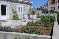 Vonkajšia záhrada v ubytovaní Apartments with a parking space Lumbarda, Korcula - 9474