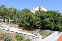 Vonkajšia záhrada v ubytovaní Apartments with a parking space Lumbarda, Korcula - 9474