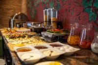 een buffet met veel verschillende soorten eten op een tafel bij Hotel Old Wall in Tbilisi City