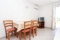 Televízia a/alebo spoločenská miestnosť v ubytovaní Apartments by the sea Sreser, Peljesac - 10138
