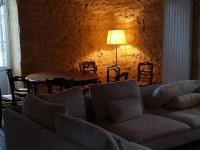sala de estar con sofá y mesa en Gîte Saint-Pierre-de-Chignac, 6 pièces, 11 personnes - FR-1-616-221, en Saint-Pierre-de-Chignac