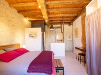1 dormitorio con 1 cama grande y escritorio en Gîte Saint-Pierre-de-Chignac, 6 pièces, 11 personnes - FR-1-616-221, en Saint-Pierre-de-Chignac