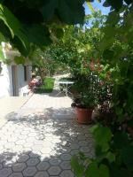 Vonkajšia záhrada v ubytovaní Apartments with a parking space Orebic, Peljesac - 11834