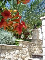 Vonkajšia záhrada v ubytovaní Apartments by the sea Trogir - 11895