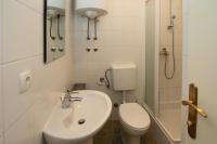 Kúpeľňa v ubytovaní Apartments by the sea Trogir - 11895