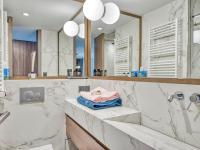 Kúpeľňa v ubytovaní Appartement 3 pièces confortable avec balcon, parking et WiFi - Megève Rochebrune - FR-1-453-294