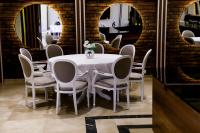 Un comedor con mesa, sillas y espejos. en UNITED HOTEL INTERNATIONAL, en Yaoundé