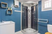 a bathroom with a shower and a blue wall at Maison Mimizan plage in Mimizan
