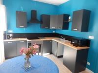 Kuchyňa alebo kuchynka v ubytovaní Saint Malo Bel appartement plain pied 300 m gare pres plage du sillon intras muros