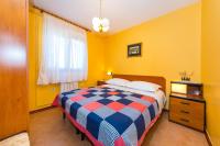 Posteľ alebo postele v izbe v ubytovaní Apartments by the sea Tkon, Pasman - 12346