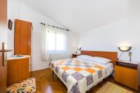 Posteľ alebo postele v izbe v ubytovaní Apartments by the sea Tkon, Pasman - 12346