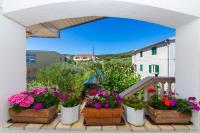 Vonkajšia záhrada v ubytovaní Apartments by the sea Tkon, Pasman - 12346