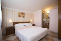 Posteľ alebo postele v izbe v ubytovaní Apartments by the sea Mavarstica, Ciovo - 12696