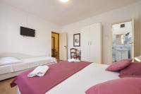 Posteľ alebo postele v izbe v ubytovaní Triple Room Trogir 13102b