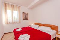 Posteľ alebo postele v izbe v ubytovaní Apartments and rooms by the sea Brela, Makarska - 13118