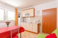 Kuchyňa alebo kuchynka v ubytovaní Apartments and rooms by the sea Brela, Makarska - 13118