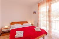 Posteľ alebo postele v izbe v ubytovaní Apartments and rooms by the sea Brela, Makarska - 13118