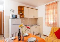 Kuchyňa alebo kuchynka v ubytovaní Apartments and rooms by the sea Brela, Makarska - 13118