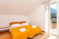 Posteľ alebo postele v izbe v ubytovaní Apartments and rooms by the sea Brela, Makarska - 13118