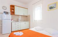 Posteľ alebo postele v izbe v ubytovaní Apartments and rooms by the sea Brela, Makarska - 13118