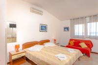 Posteľ alebo postele v izbe v ubytovaní Apartments and rooms by the sea Brela, Makarska - 13118