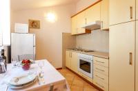 Kuchyňa alebo kuchynka v ubytovaní Apartments and rooms by the sea Brela, Makarska - 13118