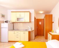 Kuchyňa alebo kuchynka v ubytovaní Apartments and rooms by the sea Brela, Makarska - 13118