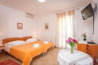 Posteľ alebo postele v izbe v ubytovaní Apartments and rooms by the sea Brela, Makarska - 13118
