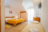 Posteľ alebo postele v izbe v ubytovaní Apartments and rooms by the sea Brela, Makarska - 13118