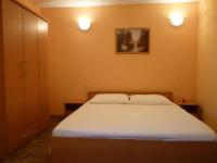 Posteľ alebo postele v izbe v ubytovaní Apartments with a parking space Nin, Zadar - 13158