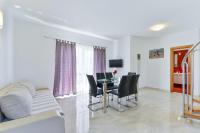 Televízia a/alebo spoločenská miestnosť v ubytovaní Apartment Nin 13172c