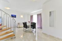 Televízia a/alebo spoločenská miestnosť v ubytovaní Apartment Nin 13172c